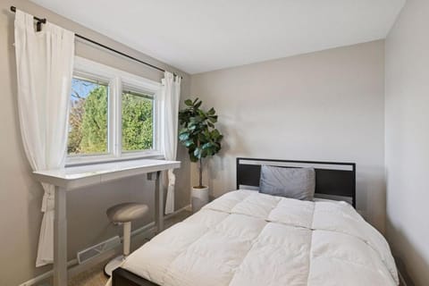 Modern Upper Unit, Hot Tub, Medicine Lake Apartment in Plymouth