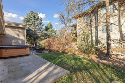 Modern Upper Unit, Hot Tub, Medicine Lake Apartment in Plymouth