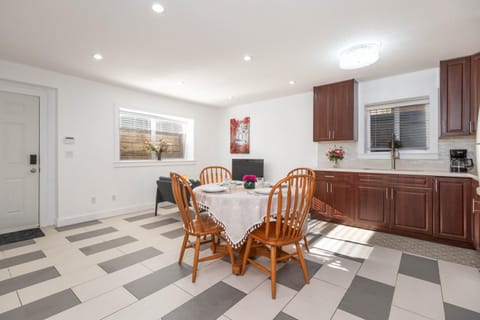 Cozy 2B Suite in Great Location Near Trails & Shop Apartment in North Vancouver