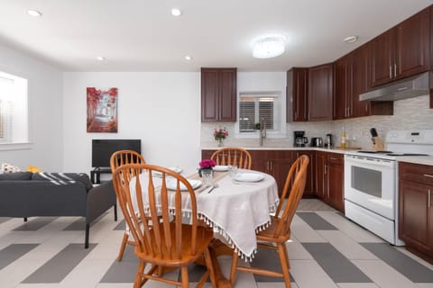 Cozy 2B Suite in Great Location Near Trails & Shop Apartment in North Vancouver