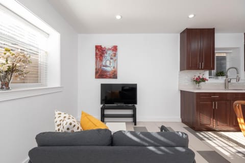 Cozy 2B Suite in Great Location Near Trails & Shop Apartment in North Vancouver