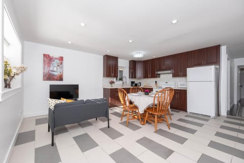 Cozy 2B Suite in Great Location Near Trails & Shop Apartment in North Vancouver