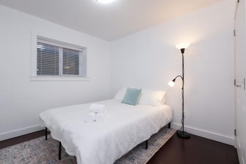 Cozy 2B Suite in Great Location Near Trails & Shop Apartment in North Vancouver