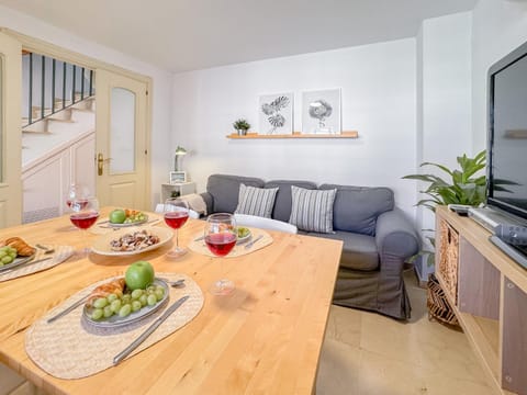 Kitchen or kitchenette, Living room, Seating area, Dining area