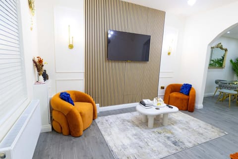 Communal lounge/ TV room, TV and multimedia, Living room, Seating area, Evening entertainment