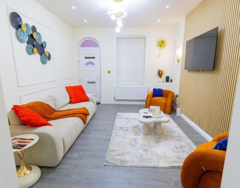 Communal lounge/ TV room, Bed, TV and multimedia, Living room, Seating area