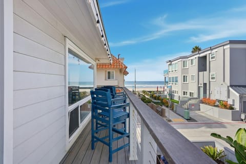 Oceanview Mission Beach Compound, Balcony, Patio, Fire Pit, BBQ, Steps to Sand House in Mission Beach