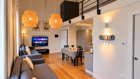 TV and multimedia, Kitchen or kitchenette, Living room, Seating area, Dining area