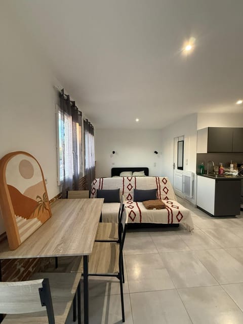 Bed, Living room, Photo of the whole room, Seating area, Dining area, Bedroom