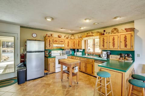 Ski, Hike and Unwind Mtn-View Gem with Deck in Boone House in Boone
