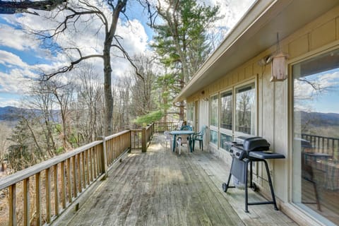 Ski, Hike and Unwind Mtn-View Gem with Deck in Boone House in Boone
