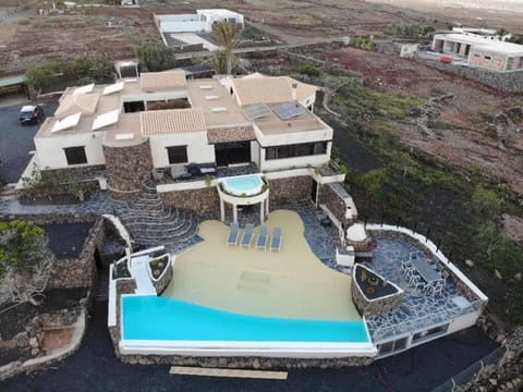 Property building, Bird's eye view, Pool view, Swimming pool, sunbed