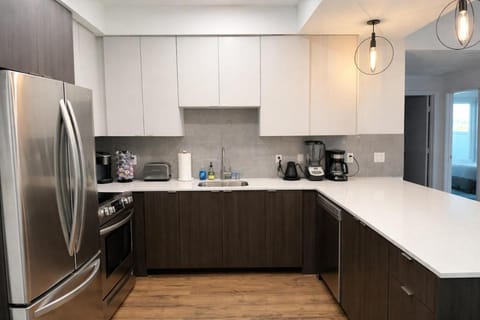 Penthouse Corner 3 Bedroom Condo with Large Private Balcony and Parking Apartment hotel in Westwood