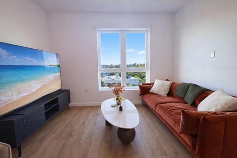 Penthouse Corner 3 Bedroom Condo with Large Private Balcony and Parking Apartment hotel in Westwood