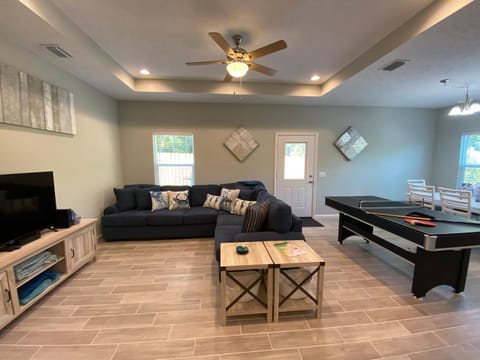 Communal lounge/ TV room, TV and multimedia, Living room, Seating area, Evening entertainment