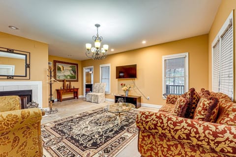 Tasteful Unit with Pool Table 7 Mi to Lake Altoona! Apartment in Woodstock