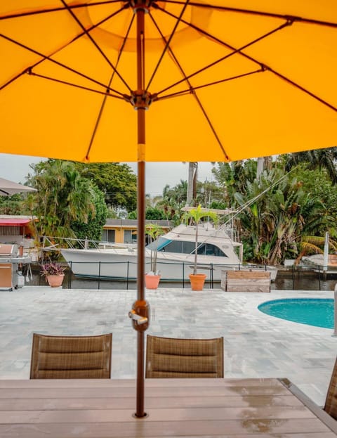 Bimini Bliss Waterfront Pool Retreat House in Lauderdale Isles