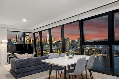 TV and multimedia, View (from property/room), Living room, Seating area, Dining area, City view