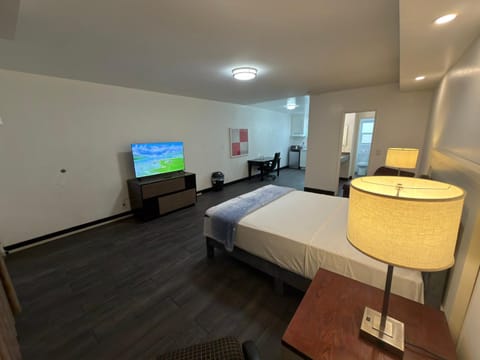 Bed, TV and multimedia, Bedroom