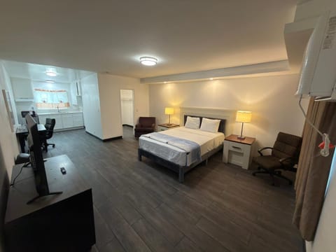 Bed, TV and multimedia, Bedroom