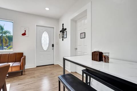 Villa Riviera Beach -4Bdr Relaxing Retreat By Viac House in Riviera Beach