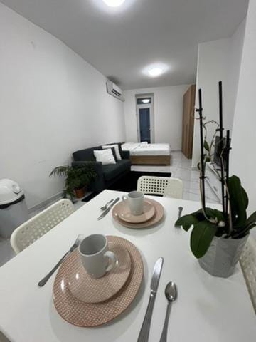 Living room, Seating area, Dining area, Breakfast