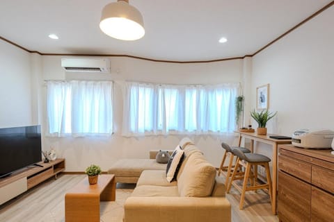 TV and multimedia, Living room, Seating area, air conditioner