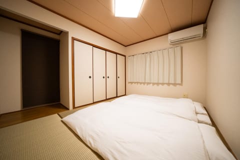 Photo of the whole room, Bedroom, wardrobe, air conditioner