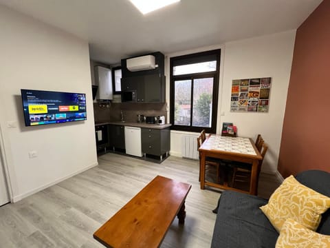 TV and multimedia, Kitchen or kitchenette, Living room, Seating area, Dining area, oven