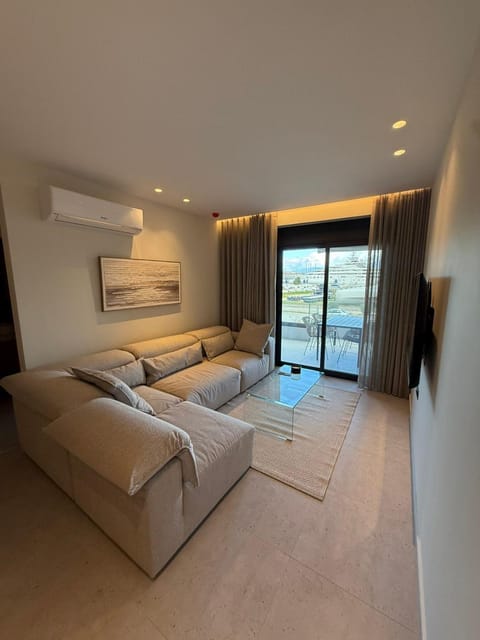 TV and multimedia, Living room, Seating area, City view, Sea view, air conditioner