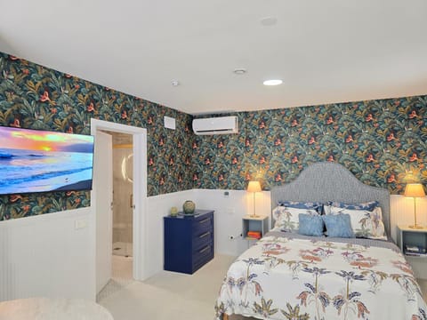 Bed, TV and multimedia, Bedroom, wardrobe, air conditioner