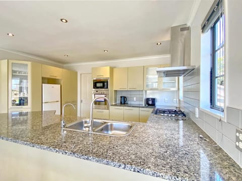 Dannemora Elegance, close Botany Shopping Centre House in Auckland