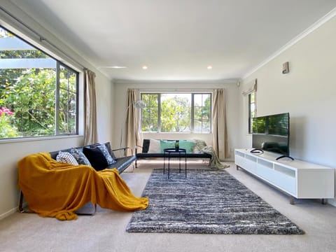 Dannemora Elegance, close Botany Shopping Centre House in Auckland