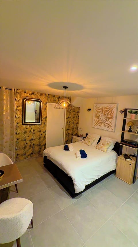 Bed, Photo of the whole room, Bedroom