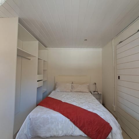 Peaceful one bedroom guesthouse in Rondebosch Bed and Breakfast in Cape Town