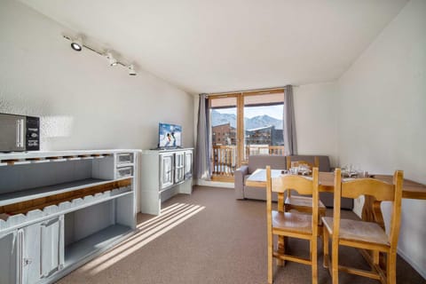 Mountain View with Ski-In and Out Loft Apartment in Val Thorens