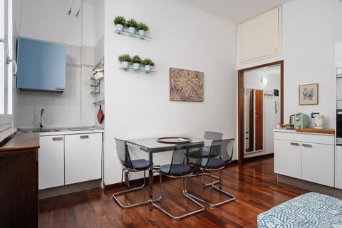 Kitchen or kitchenette, Living room, Seating area, Dining area, minibar, oven, stove