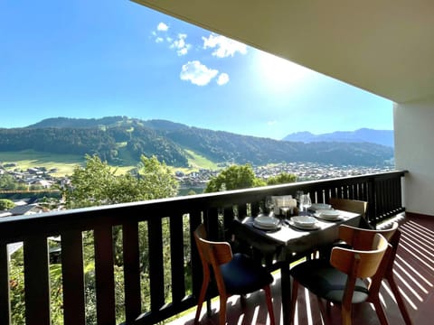 Day, Summer, Balcony/Terrace, Dining area, City view, Mountain view