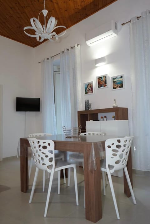 Communal lounge/ TV room, TV and multimedia, Dining area