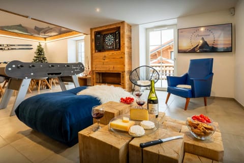 Summer, TV and multimedia, Living room, Seating area, Evening entertainment