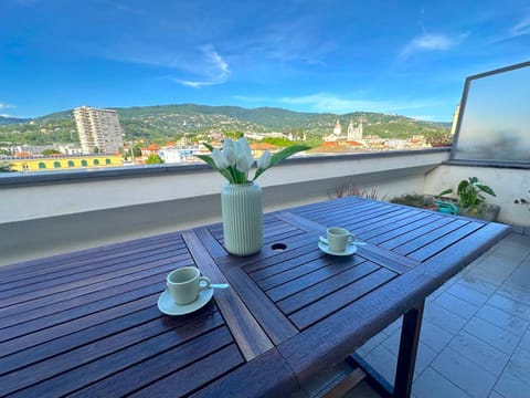 Coffee/tea facilities, View (from property/room), Balcony/Terrace, Mountain view
