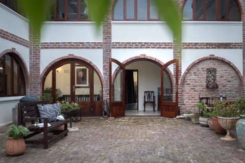 Patio, Facade/entrance