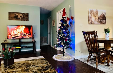 Cozy Cabin with HOTTUB in the GREAT SMOKY MOUNTAINS Cabin in Knoxville