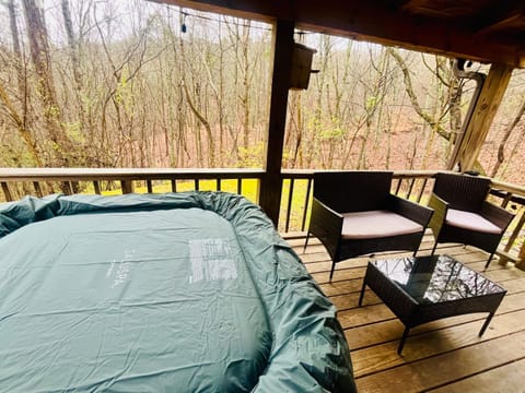 Cozy Cabin with HOTTUB in the GREAT SMOKY MOUNTAINS Cabin in Knoxville