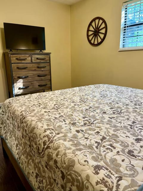 Cozy Cabin with HOTTUB in the GREAT SMOKY MOUNTAINS Cabin in Knoxville