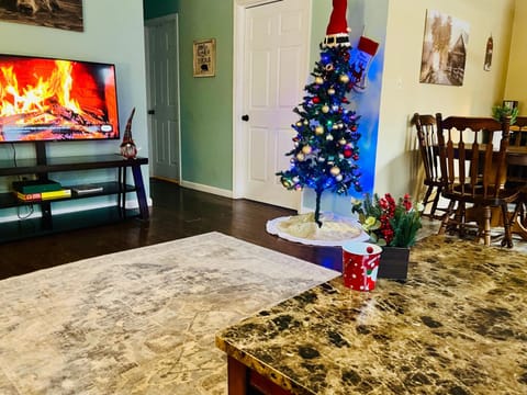 Cozy Cabin with HOTTUB in the GREAT SMOKY MOUNTAINS Cabin in Knoxville