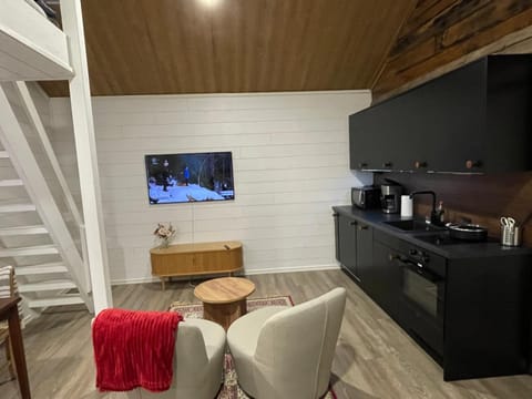 Coffee/tea facilities, Kitchen or kitchenette, Dining area, stove