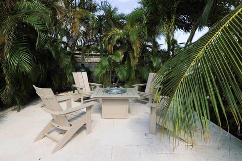 3 BR 2BA Private Pool Waterfront House in Stock Island