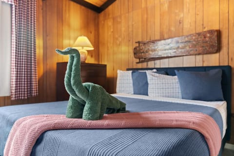 Chic 2 BD 2 BA Near Skiing Fireplace etc House in Pocono Pines