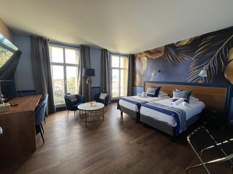 Bed, TV and multimedia, Photo of the whole room, Bedroom